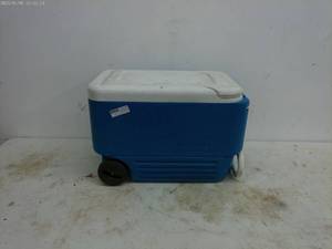 lot 65 image: Igloo Rolling Cooler with Wheels