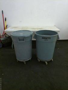 lot 134 image: Set of Rubbermaid Brute Commercial Trash Cans with Lids