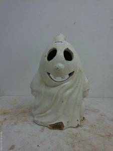 lot 148 image: Vintage Ceramic Ghost Head Halloween Decoration