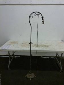 lot 183 image: Vintage Metal Floor Standing Lamp Frame with Ornate Base