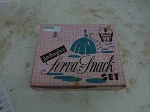 lot 198 image: Anchor Hocking Serva-Snack Set