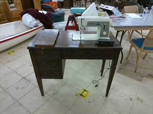 lot 252 image: Vintage Singer Sewing Machine with Wood Cabinet