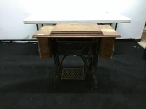 lot 255 image: Antique Singer Treadle Sewing Machine with Cabinet