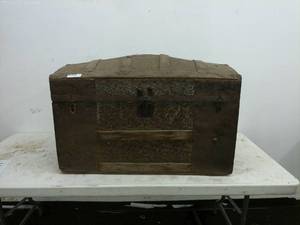 lot 275 image: Vintage Wooden Steamer Trunk with Decorative Interior