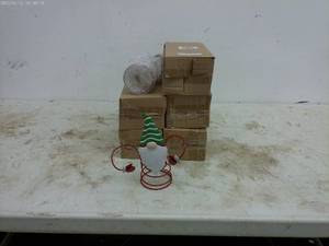 lot 276 image: Decorative Holiday Gnomes Lot