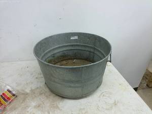 lot 298 image: Vintage Galvanized Metal Wash Tub