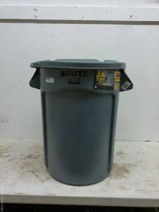 lot 342 image: Rubbermaid Brute 32 Gallon Trash Can