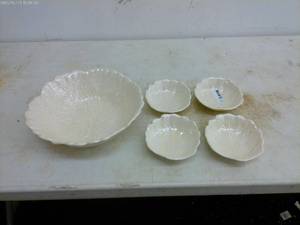 lot 383 image: Vintage California Pottery Cabbage Leaf Serving Bowl Set