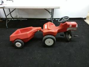 lot 412 image: Childrens Ride-On Red Tractor with Trailer