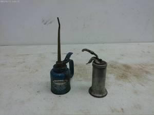 lot 423 image: Vintage Rainbow Pump Oilers - Set of 2