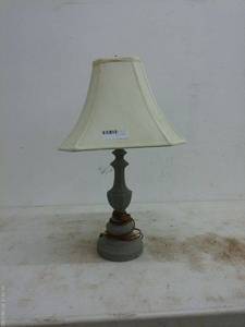 lot 478 image: Vintage Table Lamp with Classic Shade