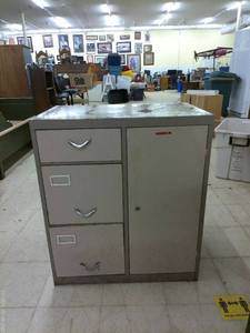 lot 489 image: Heavy Duty Metal Storage Cabinet with Drawers