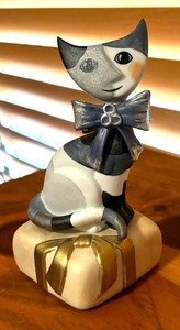 lot 56 image: Muscial Goebel Cat Figurine by R. Wachtmeister