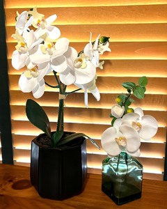 lot 57 image: Pretty Faux Florals
