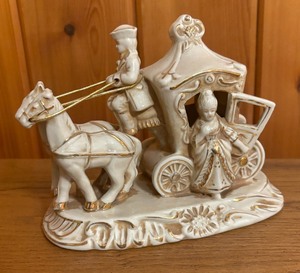 lot 73 image: Vintage Carriage Figurine by Royal Sealy