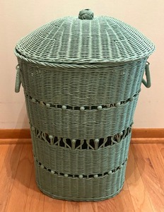 lot 77 image: Vintage Woven Hamper
