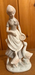 lot 85 image: Country Girl Feeding Geese Figurine