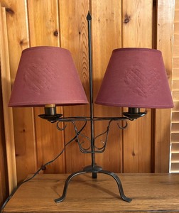 lot 102 image: Delightful Double Arm Vintage Table Lamp