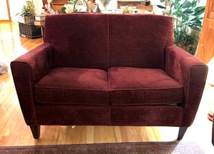 lot 9 image: Classy Flexsteel Loveseat  Sofa  Couch