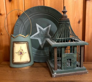 lot 123 image: Beautiful Birdcage, Bowl and Metal Basket