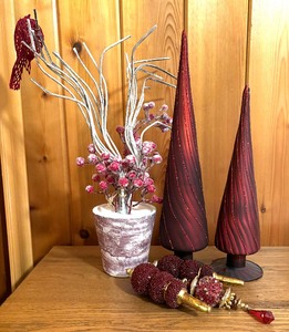 lot 174 image: Festive Decor