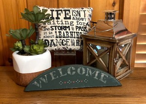 lot 181 image: Delightful Decor