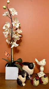 lot 252 image: Floral and Animal Home Decor