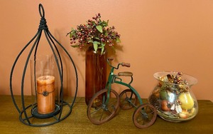lot 344 image: Pretty Home Decor in Hues of Oranges, Greens and Yellow