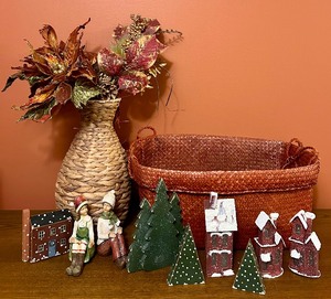 lot 348 image: Pretty FallWinter Themed Home Decor