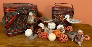 lot 349 image: Pretty Home Storage Box Decor and Birds with Decorative Balls