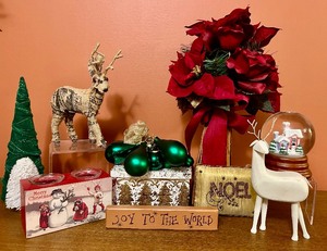 lot 355 image: Wonderful Christmas Home Accents