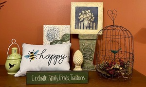 lot 356 image: Pretty Whimsical Home Decor Lot