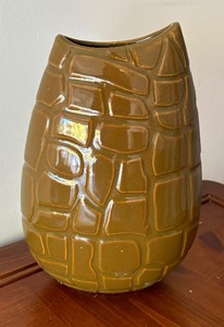 lot 273 image: Decorative Vase