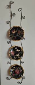 lot 156 image: Pretty Plate Rack with Trio of Vibrant Floral Plates