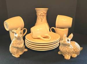 lot 163 image: Ivory Easter Hosting Grouping
