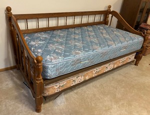 lot 11 image: Wooden Framed Daybed