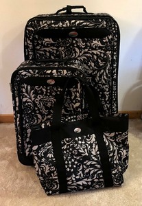lot 389 image: American Tourister Luggage