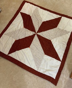 lot 391 image: Lovely Petite Quilt