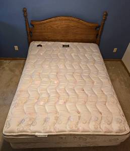 lot 21 image: Quality Oak Queen Bed Frame With Posted Headboard