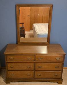 lot 23 image: Beautiful Basset Furniture Industries Bureau with Mirror