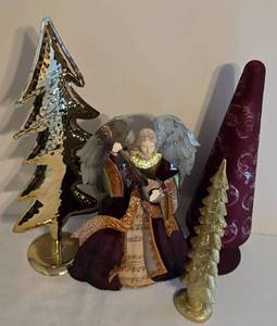lot 320 image: Festive Holiday TreeAngel Decor