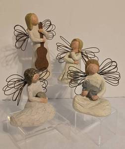 lot 327 image: Willow Tree Angel Figure Set