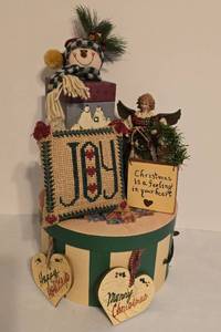 lot 335 image: Fun Seasonal Decor