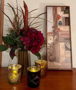 lot 141 image: Pretty Home Decor Including Faux Florals, Candle Holders and More