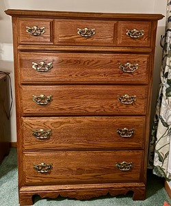 lot 18 image: Vintage American Drew Dresser