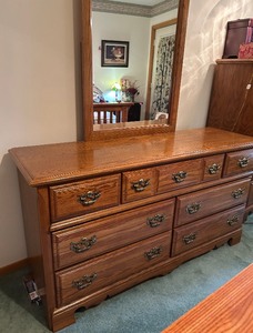 lot 17 image: Vintage American Drew Dresser with Mirror
