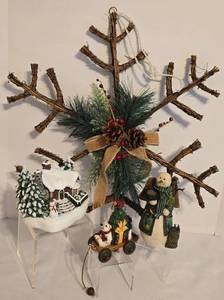 lot 409 image: Cute Holiday Decor