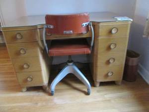 lot 11 image: Vintage wood 9-drawer desk with gla...