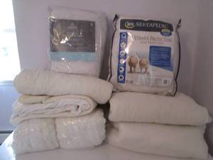 lot 19 image: Collection of (7) mattress pads...