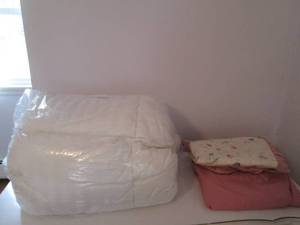 lot 20 image: Comforter and bed linens...